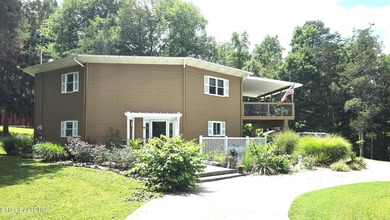 Discover this beautiful 3 bedroom, 2.5 bathroom LAKEFRONT home - photo 4