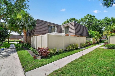 Spacious & bright, 2BR/ 2.5BA townhome in the desirable all-ages - photo 2