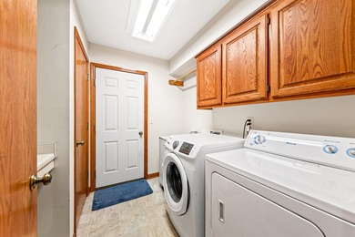 Sizable 3 BR, 2.5 BA 2.5 car att. split bedroom ranch with - photo 25
