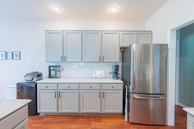 Welcome to this beautifully maintained 3-bedroom, 2-bathroom - photo 12