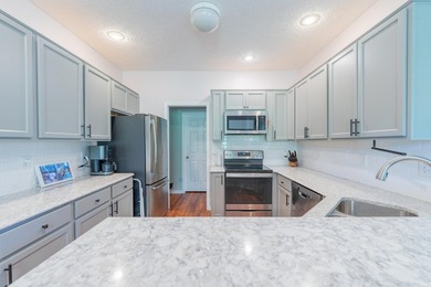 Welcome to this beautifully maintained 3-bedroom, 2-bathroom - photo 14