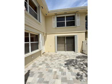 Welcome to Wellesley at Lake Clarke Shores! This beautifully - photo 3