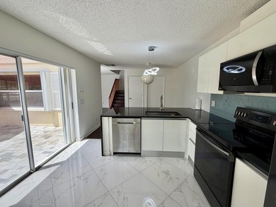 Welcome to Wellesley at Lake Clarke Shores! This beautifully - photo 9
