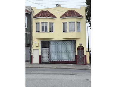 Discover the possibilities with this well-maintained mixed-use - photo 1