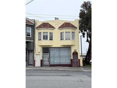 Discover the possibilities with this well-maintained mixed-use - photo 2