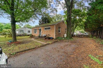 Step into a surprisingly spacious 3BR, 1.5BA rancher that - photo 2
