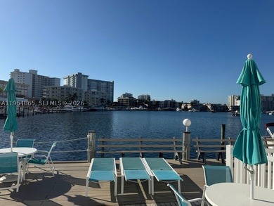Enjoy relaxed waterfront living in this first-floor 1-bedroom - photo 25