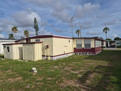 PRICED TO SELL FAST - SPACIOUS 1970 MOBILE HOME WITH FLORIDA - photo 15
