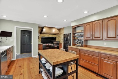 Welcome to this unique 5 bedroom, 3.5 bath Colonial home in - photo 21