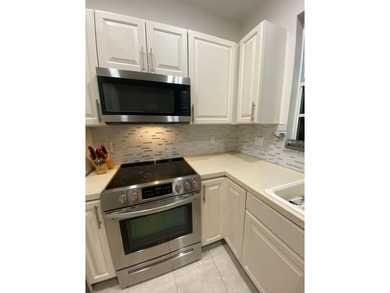 Beautifully maintained 3-bedroom, 2.5-bath lakefront townhouse - photo 5