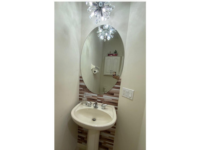 Beautifully maintained 3-bedroom, 2.5-bath lakefront townhouse - photo 8