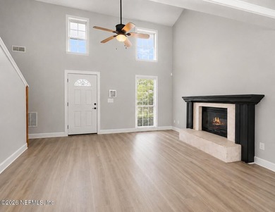 Welcome Home.... to this well maintained home in the highly - photo 4