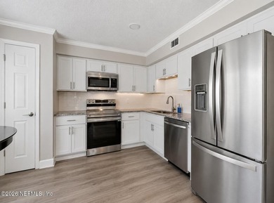 Welcome Home.... to this well maintained home in the highly - photo 6