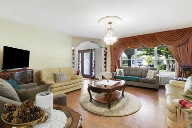 Spacious pool home in the desirable neighborhood of Garden Isles - photo 9