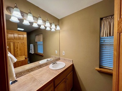 2540 sq.ft. Townhome being offered fully furnished. Spacious - photo 15
