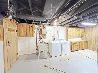 Charming Eastside ranch featuring 3 bedrooms, 2.5 bathrooms with - photo 38