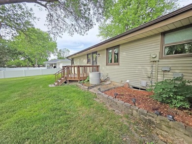 Charming Eastside ranch featuring 3 bedrooms, 2.5 bathrooms with - photo 46