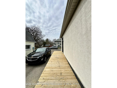 Beautifully updated property with flexible zoning-currently - photo 60