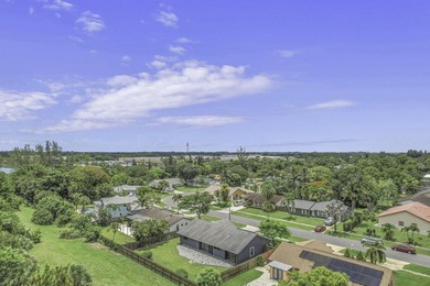 Welcome to this charming 3/2 single-family home in the heart of - photo 3
