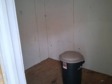 This 1000 sq ft home has 2 bed 2 bath and sits on 14.5 acres - photo 32