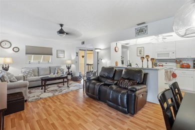 Welcome to this charming and incredibly well-maintained - photo 2