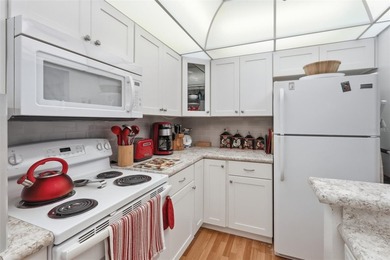Welcome to this charming and incredibly well-maintained - photo 3