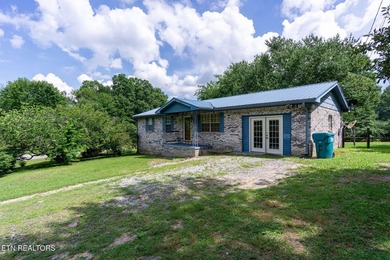 Welcome to this charming 3-bedroom, 1-bath home with a versatile - photo 1