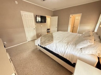Welcome to your beautifully maintained, move-in ready lakefront - photo 25