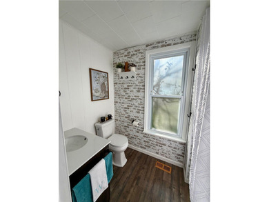 Welcome to this stunning, fully remodeled 3-bedroom, 2 full-bath - photo 12