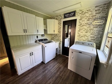 Welcome to this stunning, fully remodeled 3-bedroom, 2 full-bath - photo 17