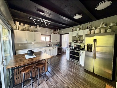 Welcome to this stunning, fully remodeled 3-bedroom, 2 full-bath - photo 18