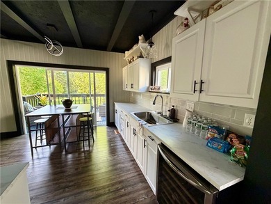 Welcome to this stunning, fully remodeled 3-bedroom, 2 full-bath - photo 20