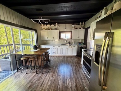 Welcome to this stunning, fully remodeled 3-bedroom, 2 full-bath - photo 21