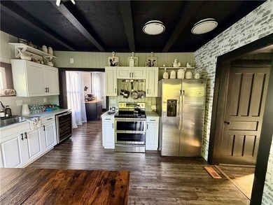 Welcome to this stunning, fully remodeled 3-bedroom, 2 full-bath - photo 22