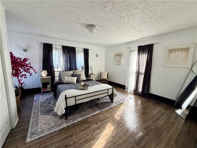 Welcome to this stunning, fully remodeled 3-bedroom, 2 full-bath - photo 25