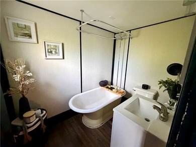 Welcome to this stunning, fully remodeled 3-bedroom, 2 full-bath - photo 34