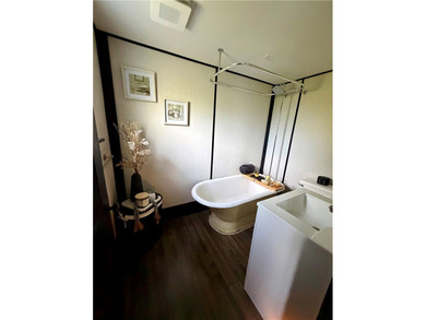 Welcome to this stunning, fully remodeled 3-bedroom, 2 full-bath - photo 35