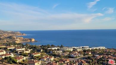 Resort-style coastal living with breathtaking ocean views in one - photo 1