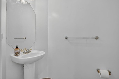 Welcome to this beautifully maintained 3-bedroom, 2.5-bath - photo 23