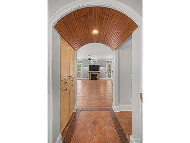 Beautiful custom home in Aragon! Main residence has a spacious - photo 12
