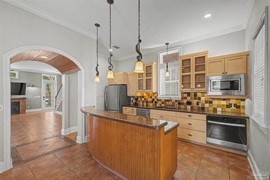 Beautiful custom home in Aragon! Main residence has a spacious - photo 14