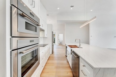 Completely Renovated 3 bedroom, 3.5 baths plus Den Home in Palm - photo 18