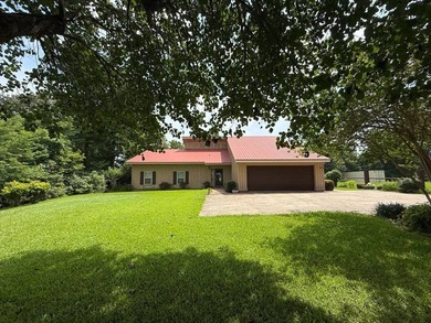On Lake Saint John, this lovely property offers a stunning - photo 2