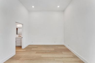 Completely Renovated 3 bedroom, 3.5 baths plus Den Home in Palm - photo 31