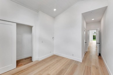 Completely Renovated 3 bedroom, 3.5 baths plus Den Home in Palm - photo 37