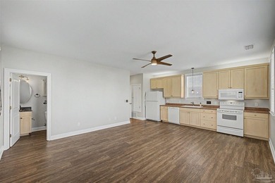 Beautiful custom home in Aragon! Main residence has a spacious - photo 49