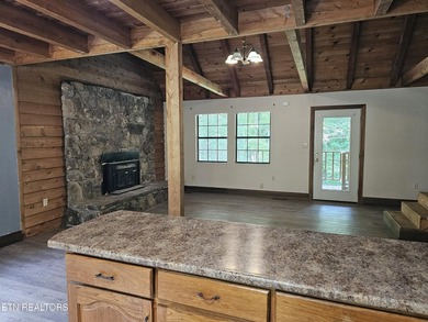 Rare cabin opportunity on 2 acres convenient to LaFollette. 2 - photo 12