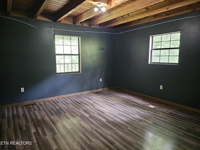 Rare cabin opportunity on 2 acres convenient to LaFollette. 2 - photo 13