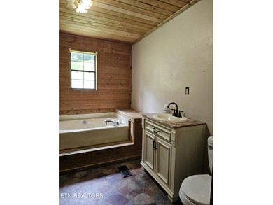 Rare cabin opportunity on 2 acres convenient to LaFollette. 2 - photo 15