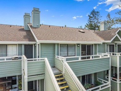 Perched on the top floor of a well-located Santa Cruz complex - photo 1